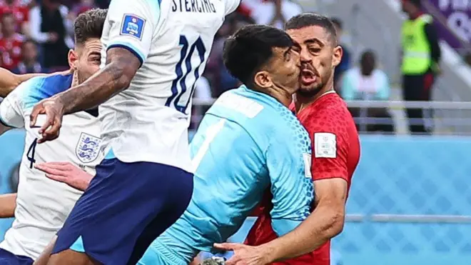 ع﻿لیرضا بیرانوند دروازه‌بان ایران و مجید حسنی