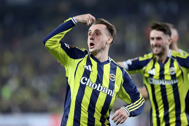 Kerem Aktürkoğlu gol sevinci yapıyor