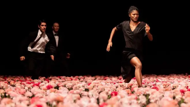 صحنه‌ای آراسته با هشت هزار گل میخک مصنوعی