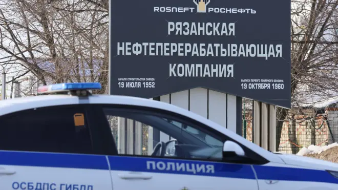 полицейская машина у въезда на НПЗ в Рязани (архивное фото)