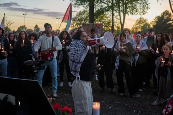 اعضای جامعه خاورمیانه‌ای که در دیربورن، میشیگان زندگی می‌کنند، در سالگرد حملات ۷ اکتبر ۲۰۲۳ در اسرائیل در ۷ اکتبر ۲۰۲۴ با روشن کردن شمع روشن مراسمی برگزار می‌کنند