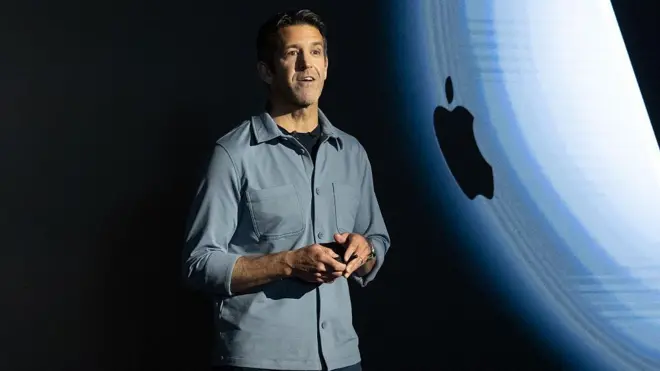 John Ternus wit Apple Logo