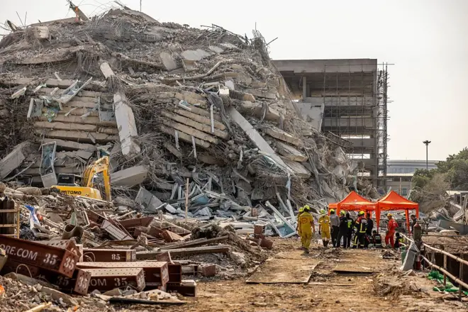 Thai rescue workers arrive on scene at a construction building collapse in the Chatuchak area following an earthquake on March 28, 2025