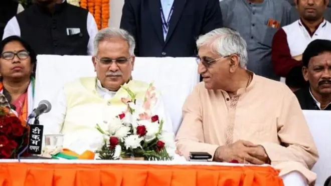 सीएम भूपेश बघेल (बीच में) के साथ टीएस सिंहदेव (फाइल फोटो)