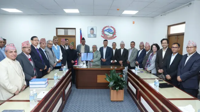 प्रतिवेदन बुझ्दै आयोग