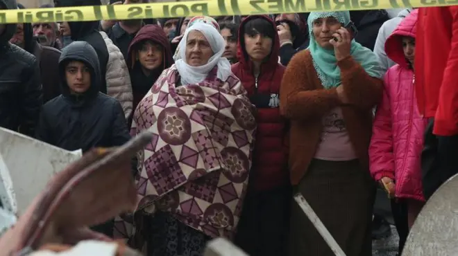 Diyarbakir ni kimwe mu bisagara vyononekaye cane kubera iyi nyamugigima, aba bantu bumiwe bariko bihweza abari mu bikorwa vy'ubutabazi