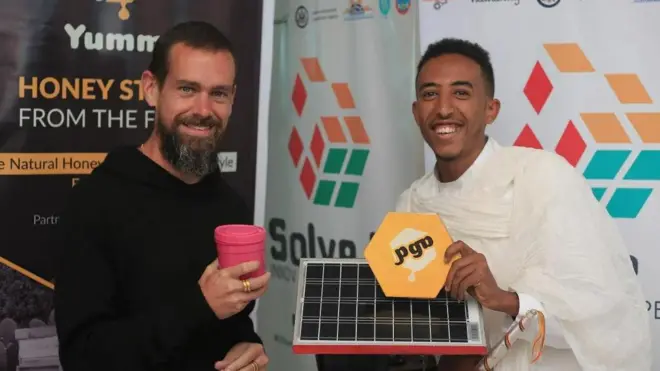 Hundeessaa Twitter duraanii kara bitaafi Naatinaa'el kara mirgaa