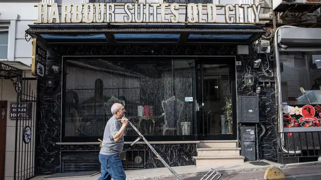 Fotoğrafta otelin giriş kapısı görülüyor.