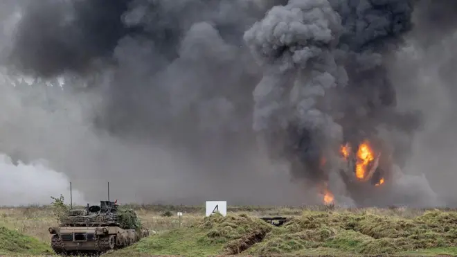 بولندا وتظهر دبابة.