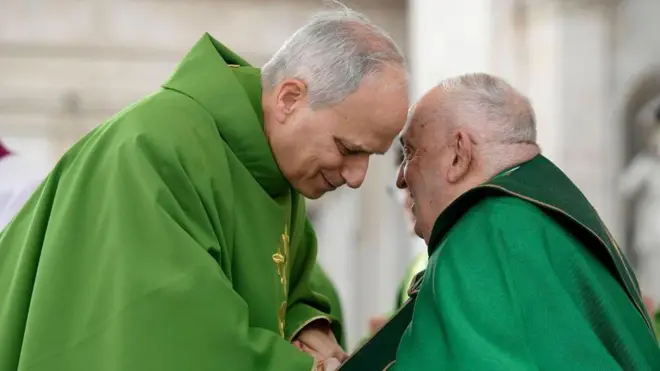 O papa Francisco cumprimentando o cardeal Robert Francis Prevost, dos EUA, na Praça de São Pedro, em 9 de fevereiro de 2025