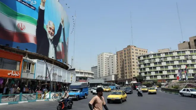 لوحة إعلانية تحمل صورة إسماعيل هنية في أحد شوارع طهران.