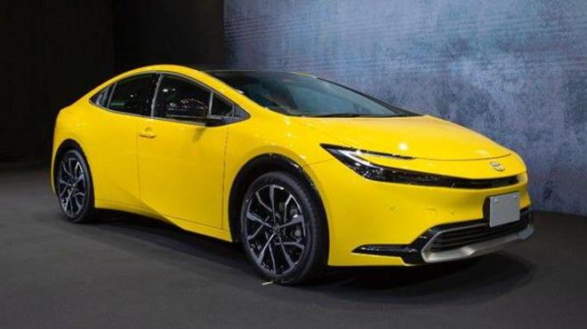 داوران تویوتا پریوس را به خاطر طرح اسپرت و مصرف کم سوخت کم تحسین کردند