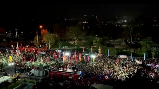 Saraçhane'deki mitinge binlece kişi katıldı.