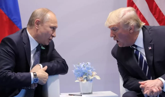 Vladimir Putin conversa com Donald Trump