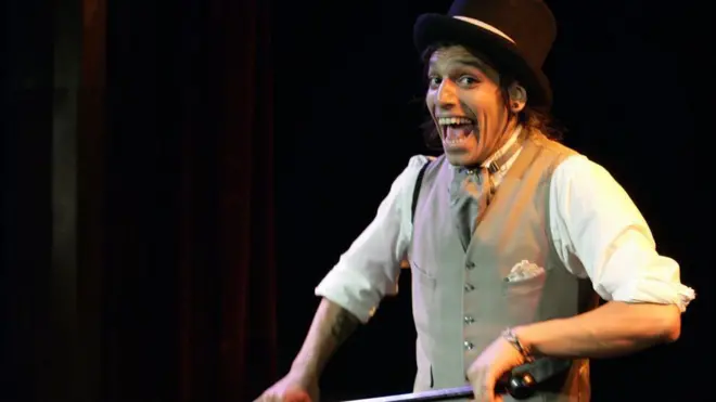 Julián Moreno interpretando la "Danza apache"