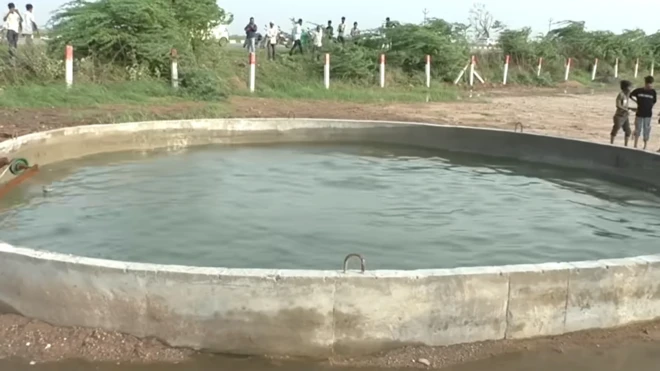 கிணற்று நீர் அசைவதைப் பார்க்க கிராம மக்களும் வந்தனர்.