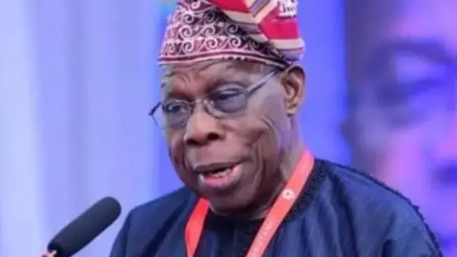 Oloye Olusegun Obasanjo wọ aṣọ olomi aro, o si de fila pupa