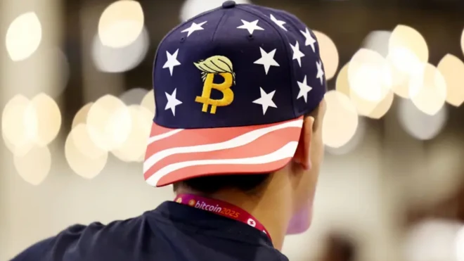 یک مرد از پشت سر که کلاهی با پرچم آمریکا برعکس به سر دارد