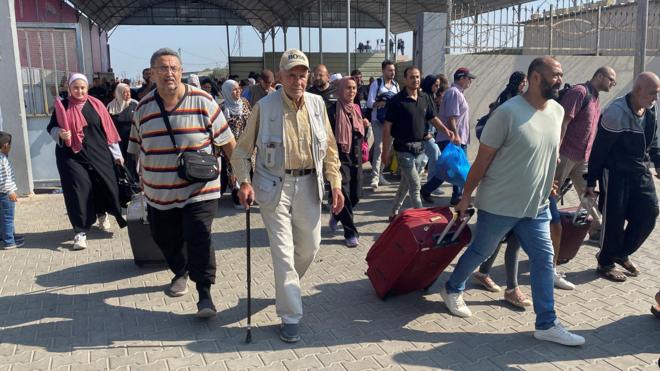Palestinos con doble nacionalidad intentando salir de Gaza por el paso de Rafah.