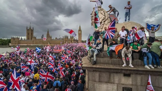 వెస్ట్‌మిన్‌స్టర్ బ్రిడ్జ్ వద్ద గుమికూడిన ఆందోళనకారులు