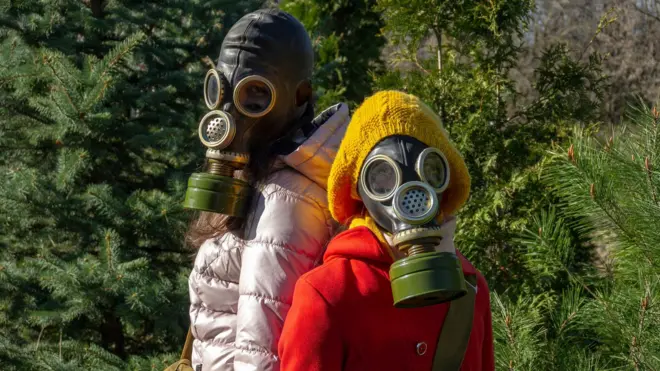 طفلتان تلبسان قناعاً واقياً من التلوّث 