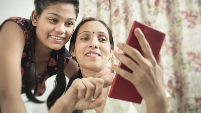 మొబైల్ చూస్తున్న మహిళ, అమ్మాయి