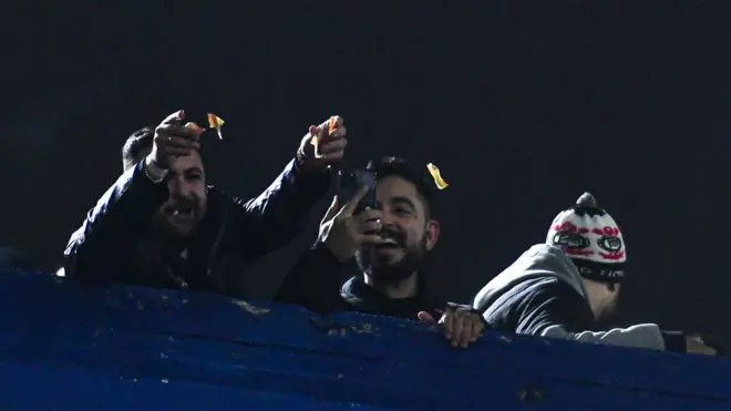 آتش زدن تحقیرآمیز اسکناس پزو