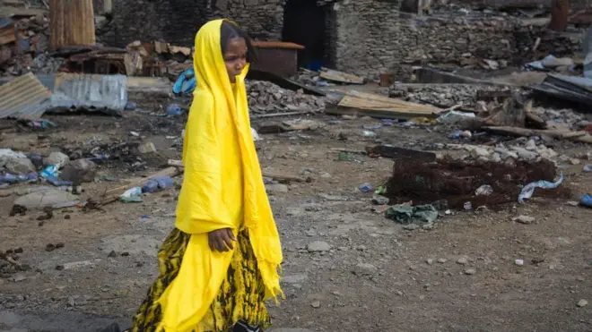 አፋር ውስጥ በግጭት በወደመ አካባቢ የምትታይ ታዳጊ 