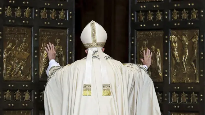 Le pape François ouvre la Porte sainte pour marquer l'ouverture de l'Année sainte catholique, ou Jubilé, dans la basilique Saint-Pierre, au Vatican, le 8 décembre 2015.