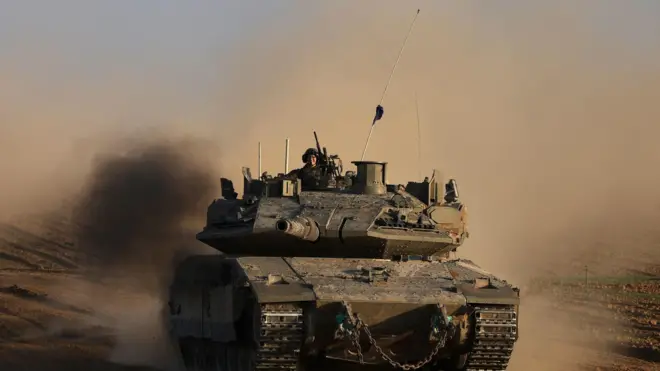 جندي إسرائيلي يجلس على قمة دبابة للجيش بالقرب من السياج الحدودي الإسرائيلي مع قطاع غزة، في 10 ديسمبر 2024، مع استمرار الحرب بين إسرائيل وحماس في غزة.