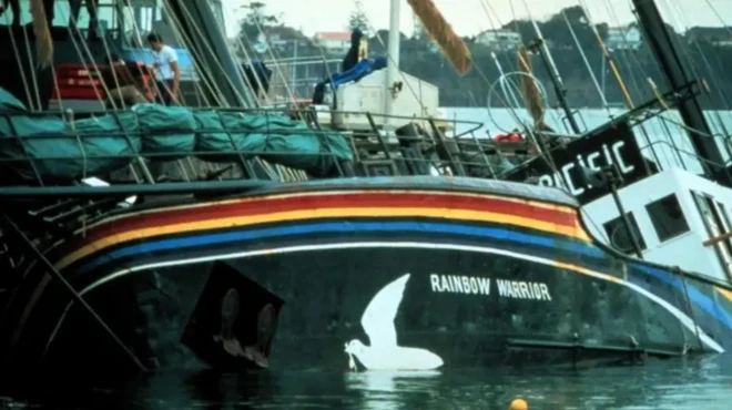 Rainbow Warrior afundando
