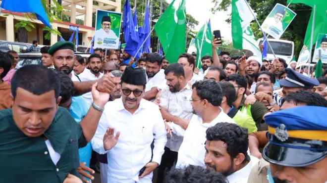 آئی یو ایم ایل کے مذہبی رہنما سید صادق علی تھنگل پارٹی کے کارکنوں کے ساتھ