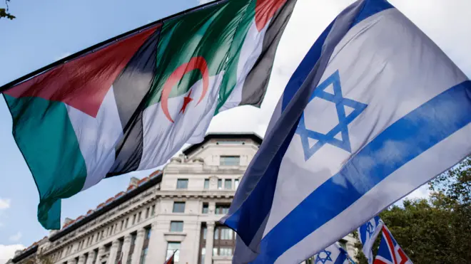 تظهر أعلام المتظاهرين المؤيدين لفلسطين والمؤيدين لإسرائيل معًا خلال مسيرة إلى داونينج ستريت لإحياء ذكرى مرور عام على العمليات الإسرائيلية في قطاع غزة والدعوة إلى وقف إطلاق نار دائم كجزء من حدث نظمته حملة التضامن مع فلسطين في لندن، بريطانيا.
7 أكتوبر/تشرين أول 2024