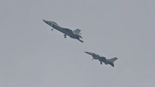 KAAN ve bir F-16 birlikte uçarken
