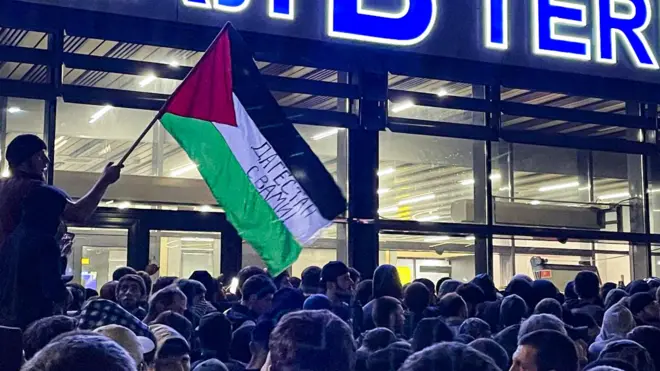 Multidão invadindo o principal aeroporto do Daguestão,betnacional grande jogoMakhachkala, onde o voobetnacional grande jogoIsrael estava chegando