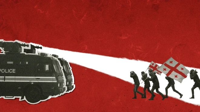 Водометы в надписью POLICE пускают воду на демонстрантов с флагами Грузии