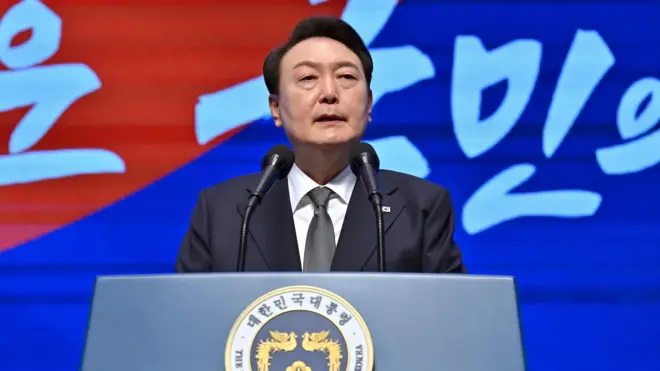 국회는 윤 대통령의 탄핵소추 사유를 내란죄 등 '형법 위반'과 위헌적인 비상계엄 선포 등 '헌법 위반' 사유로 구분해 의결했다