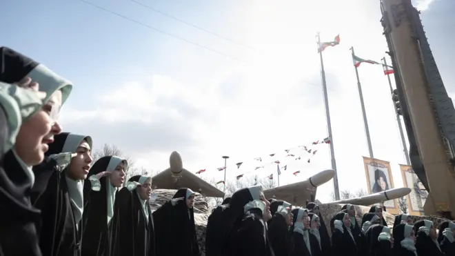 Іранські школярки на тлі балістичної ракети та "Шахедів"