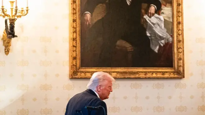 الرئيس الأمريكي دونالد ترامب بالقرب من صورة للرئيس الأمريكي السابق جون تايلر خلال صلاة عيد الفصح وعشاء في الغرفة الزرقاء بالبيت الأبيض في واشنطن العاصمة، الولايات المتحدة، يوم الأربعاء 16 أبريل/نيسان 2025. 