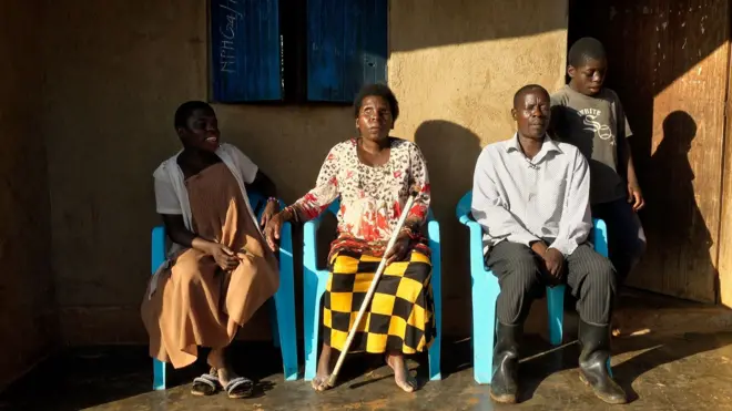 ሞሰስ ሙጋቤ ከትዳር አጋሩ እና ልጆቹ ጋር ቤቱ ደጃፍ ላይ ተቀምጦ