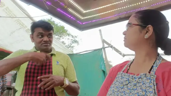 मनिषा आणि किशोर कडेकर आपल्या पाणीपुरीच्या स्टॉलवर 