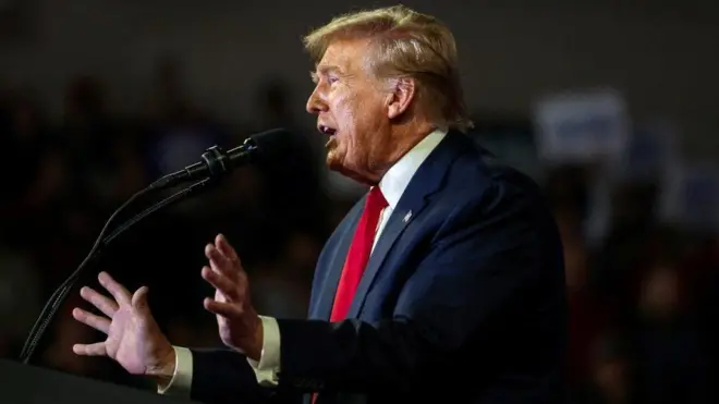 Trump ariko ashikiriza ijambo