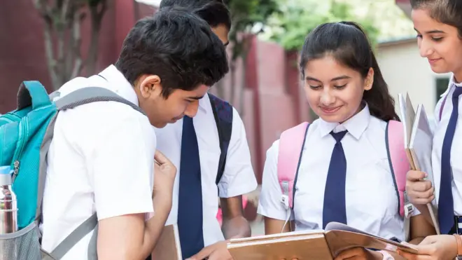 දරුවන්ගේ ලිංගික අධ්යාපනය : 'පොතේ තියන ටිකවත් උගන්වන්නේ නැහැ'