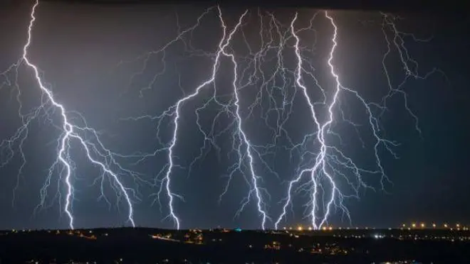 E never dey possibly clear how thunder lightning bin dey strike pesin, e dey obvious say na always deadly situation if e hit pesin.