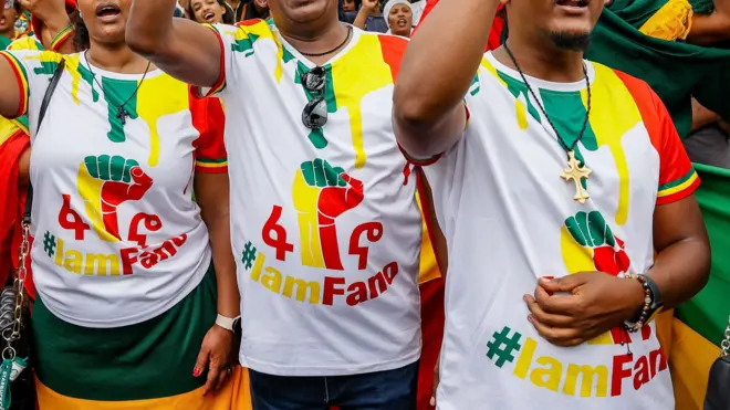 
ፋኖ ዝብል ጽሑደፍ ዘለዎ ክዳን ዝተኸደኑ ኣብ ኣመሪካ ንምንግድቲ ኢትዮጵያ ንምቅዋም ሰልፊ ዝወጽኢ ኢትዮጵያውያን