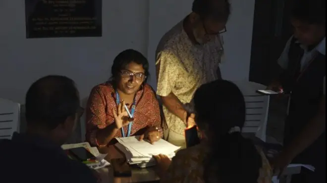 एसआईआर के काम में लगी एक बीएलओ