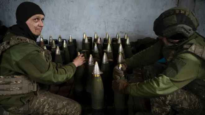 Украјински војници са муницијом