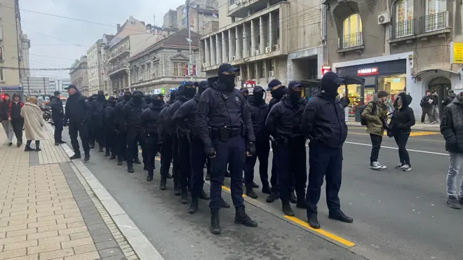 Policajci pod maskama u jedinici na ulici ispred Filozofskog fakulteta