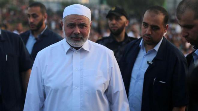 Ismail Haniya entra a una mezquita en la ciudad de Gaza.