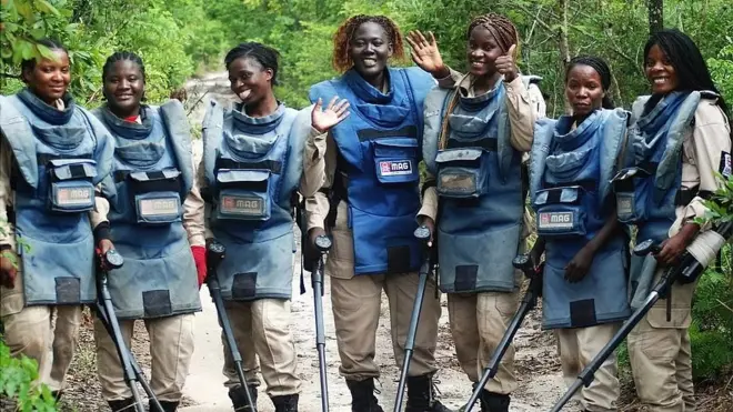  Uma foto mostrando mulheres desminadorascupons aposta ganhaAngola acenando para a câmera